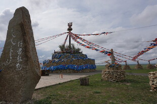 草原上的经幡与石碑景观