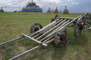 草原上的古老木制运输车架