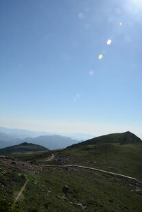 山间公路 蓝天绿野美景