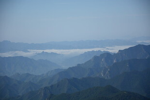 山峦云海间的壮美风光