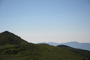 青山蓝天间的秀丽山景