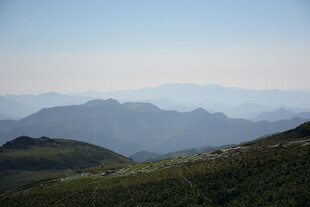 山峦叠翠的自然风光