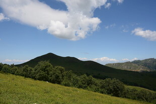 青山绿野间的蓝天白云