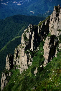 峻峭山峰绿意环绕