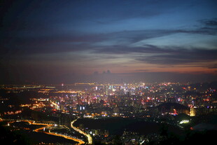 城市夜景璀璨灯火辉煌