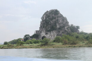 江畔奇峻石山景观