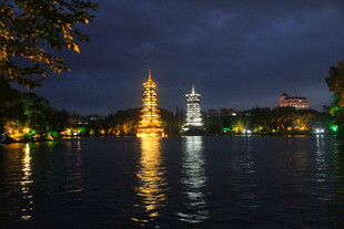 湖畔双塔楼夜景