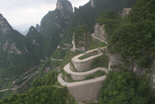 山间蜿蜒公路 景色壮美