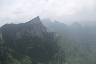 巍峨山峰云雾缭绕之景