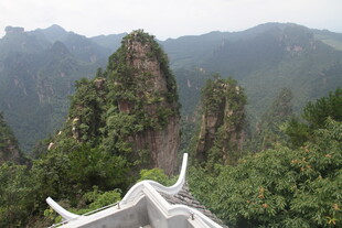 奇峰耸立的壮丽山间景观