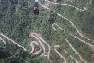 蜿蜒山路间的空中缆车