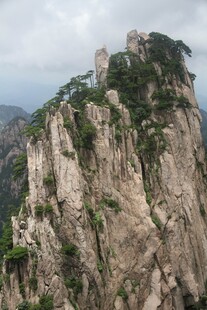 巍峨险峻的壮丽山峰