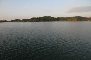 宁静湖面与远处山峦