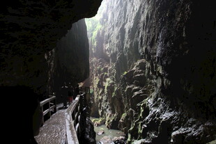 洞穴探险中的光影景象