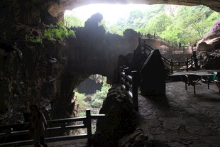 洞穴内的木质栈道景观