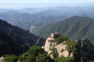 壮丽山景俯瞰图