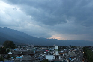 乌云下的城镇与远山