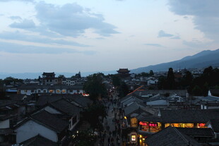 黄昏下的古朴城镇风光