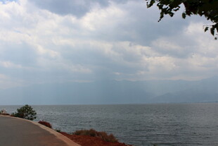 湖畔公路边的天空与湖水