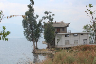 湖畔小屋 静谧自然景致