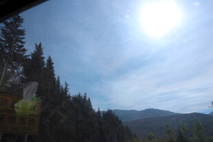 山林间的晴朗天空景色