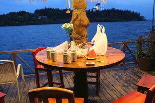 湖畔露台惬意户外用餐场景