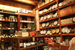 古雅瓷器店的丰富陈列
