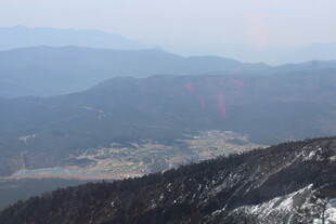 雪覆山峦远景图