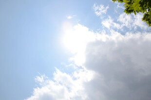 蓝天白云下的耀眼阳光