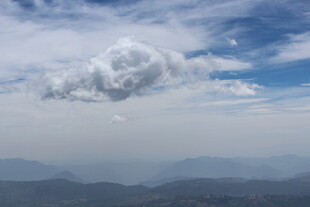 蓝天白云下的壮丽山峦