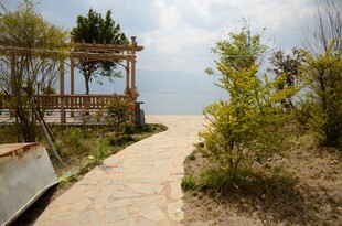 海边小径旁的木质凉亭