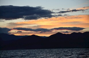 湖畔日落时分的壮丽景色