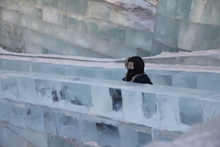 人置身于冰雪建筑空间中