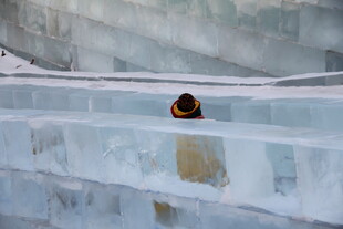 冰面洞穴中的探险者