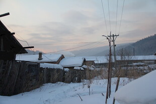 冬日雪覆乡村景象