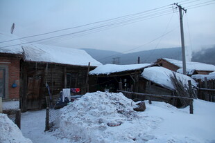 雪覆村庄 静谧冬日景象