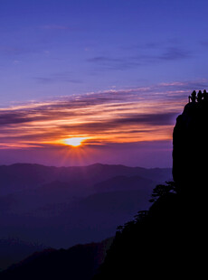 山巅壮丽日出美景