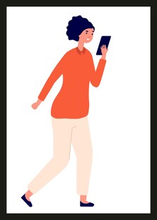 行走中用手机的红衣女子