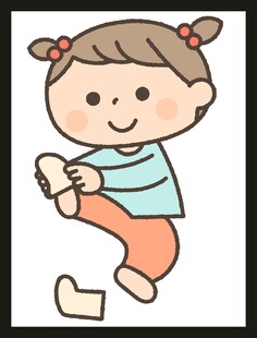 小女孩开心地穿袜子