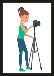 女子专注使用相机拍照