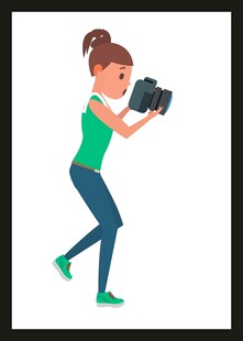 女孩专注手持摄像机拍摄