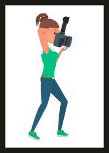 女性摄像师专注拍摄