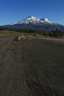 空旷道路旁的巍峨雪山