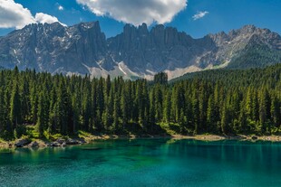 高山湖畔的绝美自然景观