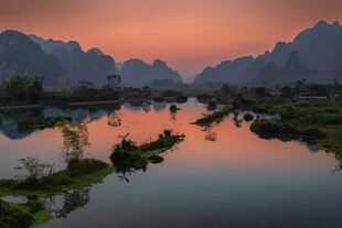 夕阳下的山水美景