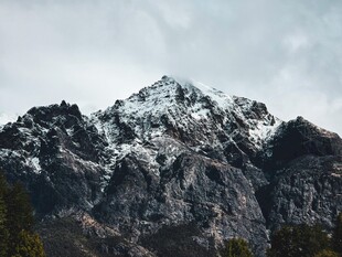 巍峨雪山壮丽自然景观