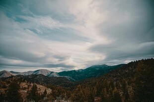 山间云雾缭绕的壮美景色