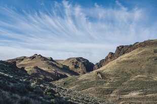 壮丽山脉与蓝天美景