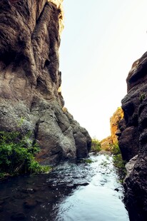 峡谷溪流间的自然美景