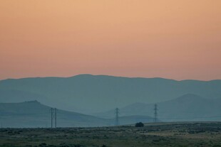 黄昏下的旷野与远山
